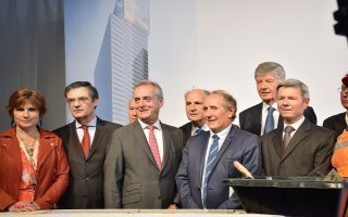 Saint-Gobain pose la première pierre de son futur siège à La Défense - Batiweb